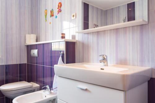 bagno con lavandino e servizi igienici di Apartments Saint Martha a Plano