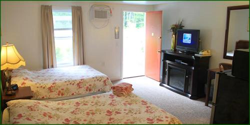 Voodi või voodid majutusasutuse Lodge at Kennebunk toas