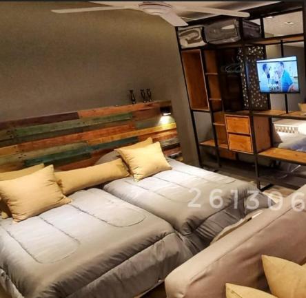 uma sala de estar com duas camas e uma televisão em H125 - Complejo Mendoza em Mendoza