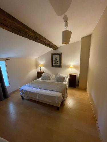 - une chambre avec un grand lit dans l'établissement Château de Beauchamp- La chapelle de Guinchay, à La Chapelle-de-Guinchay
