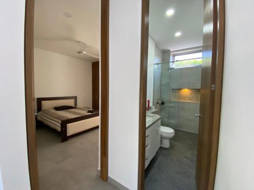 La salle de bains est pourvue d'un lit, de toilettes et d'une douche. dans l'établissement Peñalisa casa vacacional de lujo, à Ricaurte