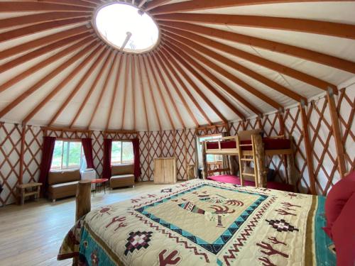 Katil atau katil-katil dalam bilik di Boulder Mountain Guest Ranch