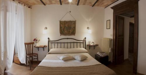 een slaapkamer met een bed met 2 kussens erop bij Il Tomolo in Agnone