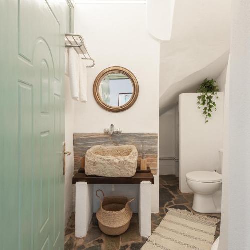 bagno con lavandino e servizi igienici di Stonehouse_ioa a Ioannina