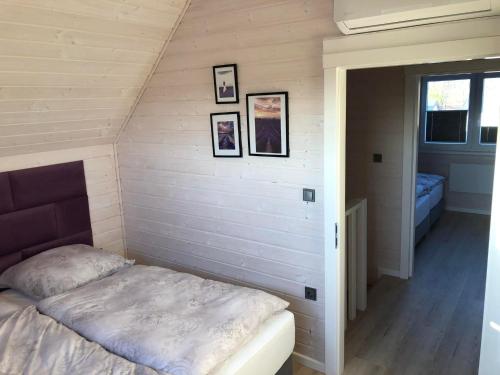 1 dormitorio pequeño con 1 cama en una habitación en Lawendowo en Wrzosowo