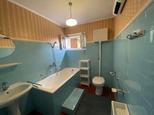 y baño con lavabo, bañera y aseo. en COSY VINTAGE HOUSE, en Bled