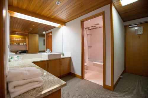 A bathroom at Commodore Airport Hotel Christchurch
