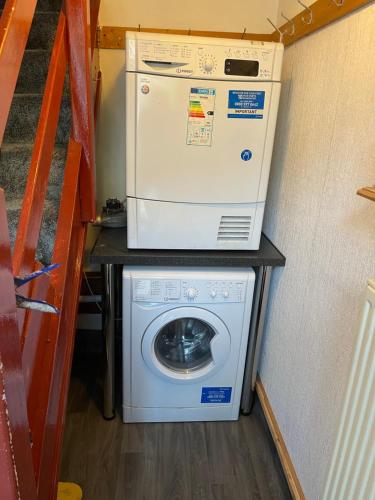a washer and dryer in a tiny house at H &P accommodation in Plymouth
