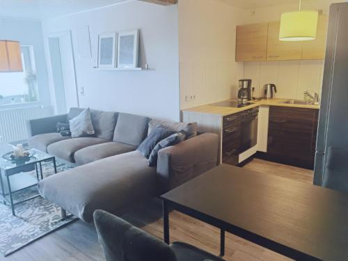 ein Wohnzimmer mit Sofa und Tisch in der Unterkunft Gästehaus, Ferienwohnung, Monteurwohnung, Stedinger Landhotel in Berne