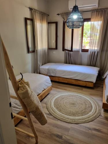 Postel nebo postele na pokoji v ubytování בית בעמק