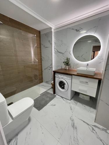 un bagno con wc, lavandino e doccia di Villa Moleiro - Golf del Sur a San Miguel de Abona