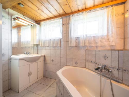 een badkamer met een bad en een wastafel bij EAGGA-Niederleger Alm in Alpbach
