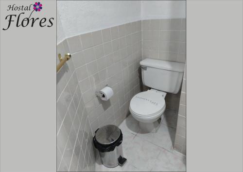 bagno con servizi igienici e cestino di Hostal Flores a Quito