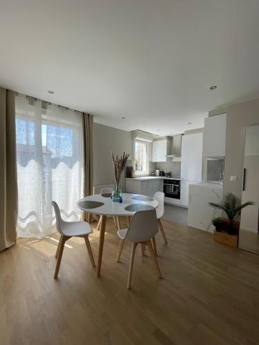 une cuisine et une salle à manger avec une table et des chaises dans l'établissement Charmant logement aux portes de Paris - STADE DE FRANCE - 12 min à pied, à Saint-Denis