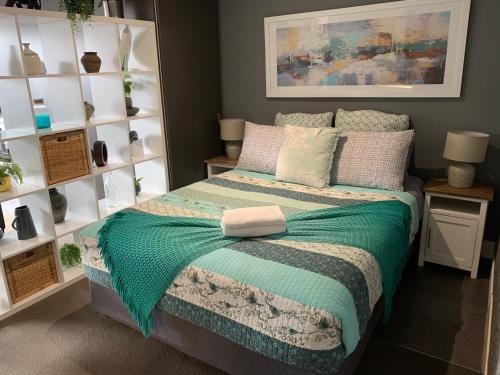 um quarto com uma cama com um cobertor verde em Modern Luxurious with private parking on premises and fast internet em Melbourne