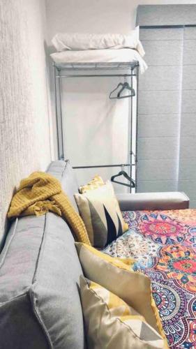 a bed with pillows on it in a room at Nuevo penthouse con terraza privada, alberca , area infantil y pet friendly in Manzanillo