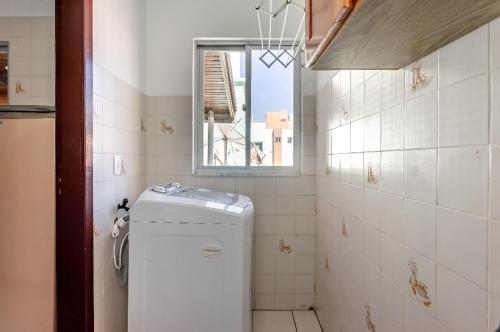 Ένα μπάνιο στο Apartamento aconchegante em centro de Meia Praia