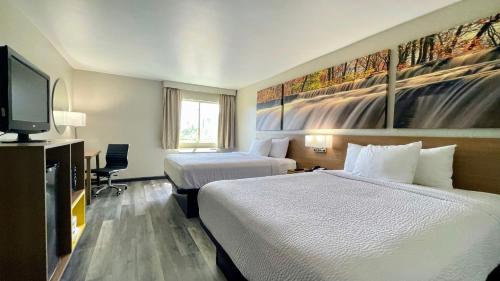 Katil atau katil-katil dalam bilik di Days Inn by Wyndham Columbus IN