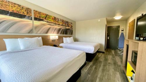 Katil atau katil-katil dalam bilik di Days Inn by Wyndham Columbus IN