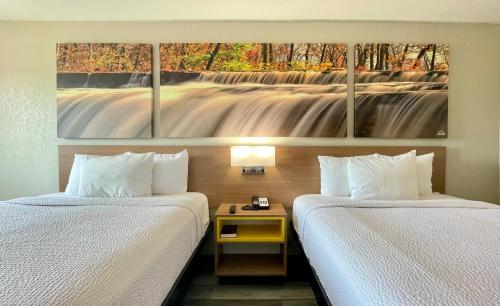 Katil atau katil-katil dalam bilik di Days Inn by Wyndham Columbus IN