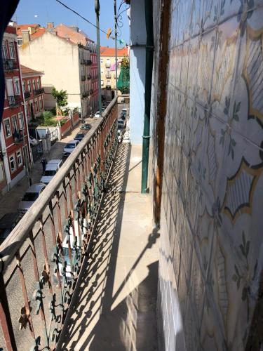 Angels Homes-n27, 3ºfloor - Bairro Típico, Centro Lisboa في لشبونة: اطلالة على شارع من شرفة مبنى