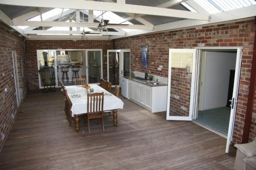 een keuken en eetkamer met een tafel en stoelen bij Cabarita Lodge in Cabarita