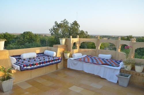 Ein Balkon oder eine Terrasse in der Unterkunft Hotel Royal Haveli