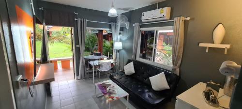 Χώρος καθιστικού στο Karon Homes