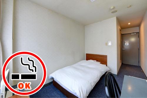 a room with a bed and a sign that says ok at ホテルスターらんど in Tsuru 