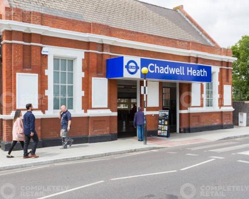 people walking in front of a clockwell health building at 2 Bedroom, Near Station, Fast WI-FI, Free Parking! in London