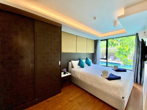 Postel nebo postele na pokoji v ubytování The aristo-access pool room Surin beach