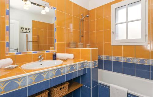 サン・ジャン・ド・モンにあるLe Domaine De Vertmarinesのバスルーム(洗面台、鏡付)