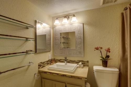 een badkamer met een wastafel, een toilet en een spiegel bij Zen Desert, 2BR/2BA Apartment, Private Entrance in Sedona