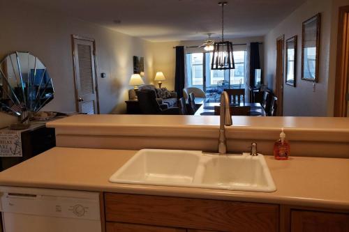 eine Küche mit einem Waschbecken und ein Wohnzimmer in der Unterkunft Emerald Bay Yacht Club G-4 in Hollister