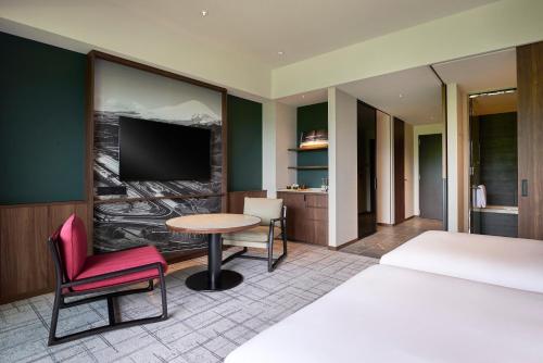 Una cama o camas en una habitación de Fuji Speedway Hotel, in The Unbound Collection by Hyatt