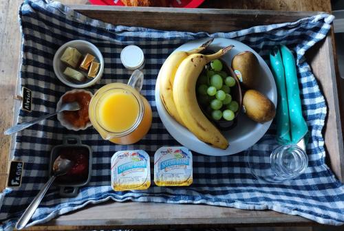 stół z talerzem owoców i talerzem soku w obiekcie La cagouille w mieście Mauzé-sur-le-Mignon
