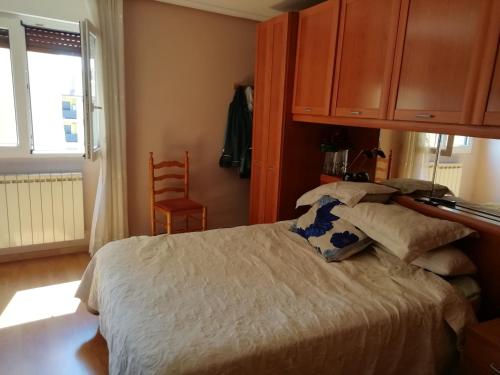 メディナ・デ・ポマールにあるPiso el castilloのベッドルーム1室(ベッド1台、キャビネット、椅子付)
