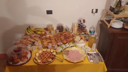 a table topped with lots of different types of food at B&B Baldovino di Monte in Monte San Savino
