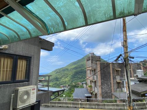 vista dal balcone di un edificio di 寵物友善九份沐石原宿一館mu shi b&b a Ruifang