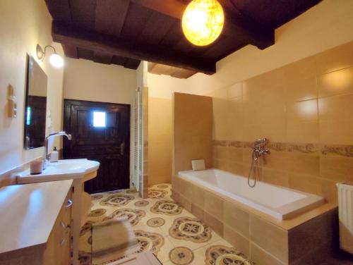 a large bathroom with a tub and a sink at Vakantiehuis Krasný Svet (Vakantieboerderij Natuurlijk Slowakije) in Modrý Kameň