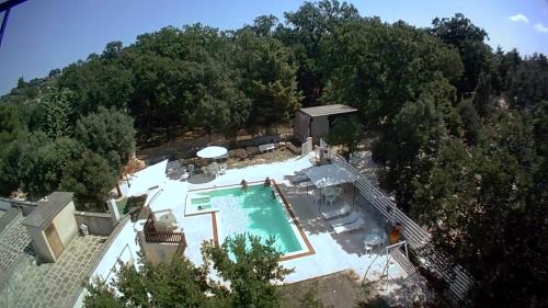 una vista aérea de una piscina en una casa en Casale degli Angeli Ostuni, en Cisternino