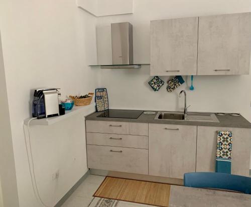 A kitchen or kitchenette at InterMezzo - located in the center of Salento equidistant from the 2 seas