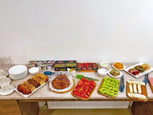 Una mesa cubierta con muchos tipos diferentes de comida en Hotel Boutique George, en Tiflis