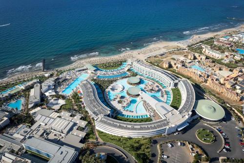 z powietrza widok na ośrodek nad oceanem w obiekcie Lyttos Mare w mieście Hersonissos