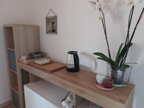 a wooden shelf with a coffee maker and a plant on it at Villa Antonella in Augusta
