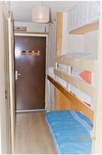 a small room with bunk beds and a door at La Foux d'Allos STUDIO 4 PERSONNES 23m2 résidence les Etoiles in Allos