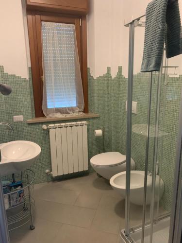 ein Bad mit einem WC und einem Waschbecken in der Unterkunft I Platani 2 in Montecatini Terme