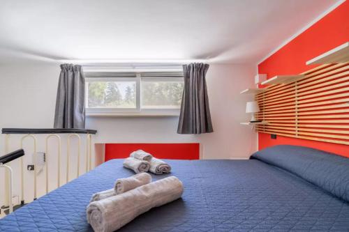 een slaapkamer met een blauw bed met handdoeken erop bij Villa Algi in Nardò