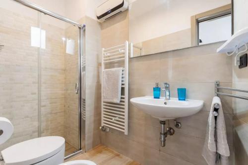 een badkamer met een wastafel, een toilet en een douche bij Villa Algi in Nardò
