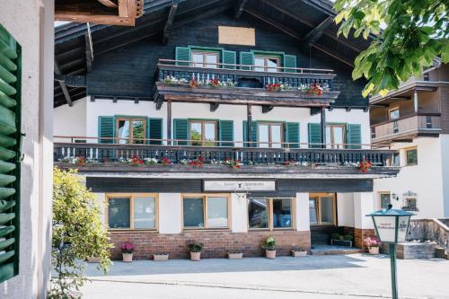 um grande edifício com varandas e flores em Kaiser Apartments em Scheffau am Wilden Kaiser